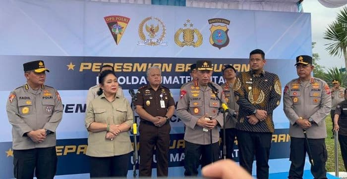 kapolri_berangkatkan_22_kontainer_bantuan_untuk_korban_bencana_sumatra