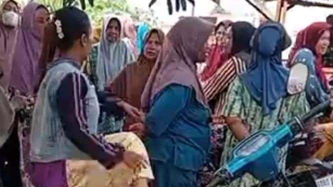 polemik_pembangunan_kopdes_emakemak_di_sergai_geruduk_rumah_kades