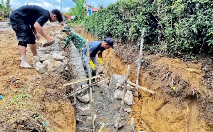 tmmd_ke127_simalungun_bangun_rumah_sumur_bor_dan_drainase_desa