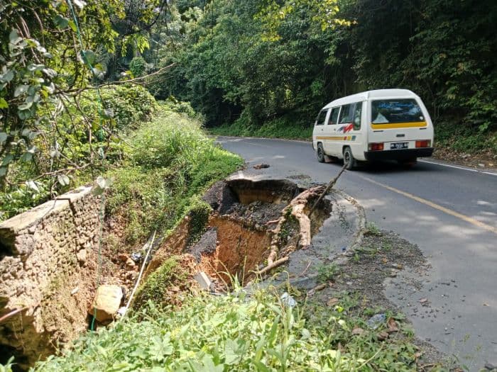 jalan_longsor_di_paluta_ancam_keselamatan_mengkhawatirkan_jelang_idulfitri_
