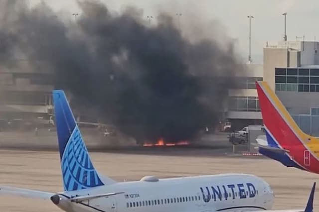 pesawat_american_airlines_terbakar_di_bandara_denver