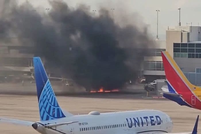 pesawat_american_airlines_terbakar_di_bandara_denver