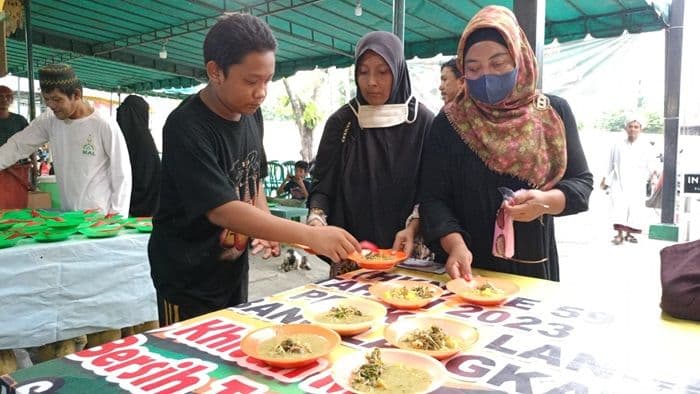 tradisi_berbuka_puasa_bubur_pedas_yang_kaya_rempah_di_masjid_raya_stabat