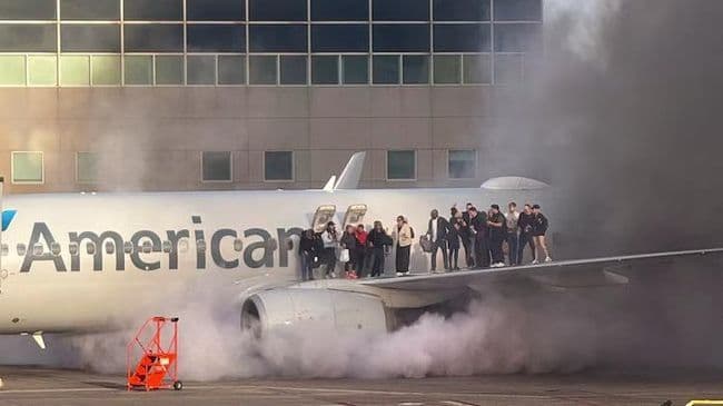 update_12_penumpang_luka_akibat_pesawat_american_airlines_terbakar