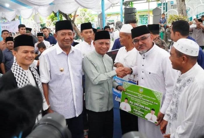wagub_surya_bawa_berkah_saat_safari_ramadan_di_langkat
