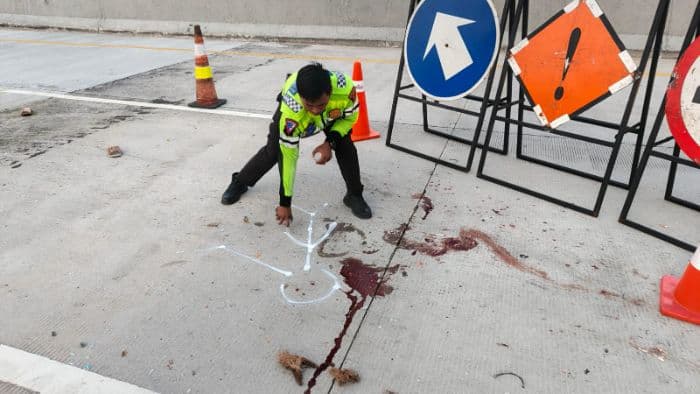 ban_depan_pecah_dan_tabrak_pembatas_jalan_di_tol_indrapurakisaran_dua_penumpang_tewas