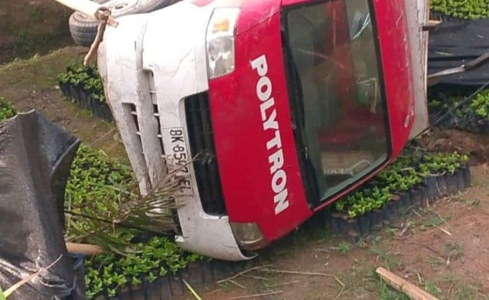 diduga_ugalugalan_mobil_pikap_terjun_dan_rusak_pembibitan_warga_di_deli_serdang