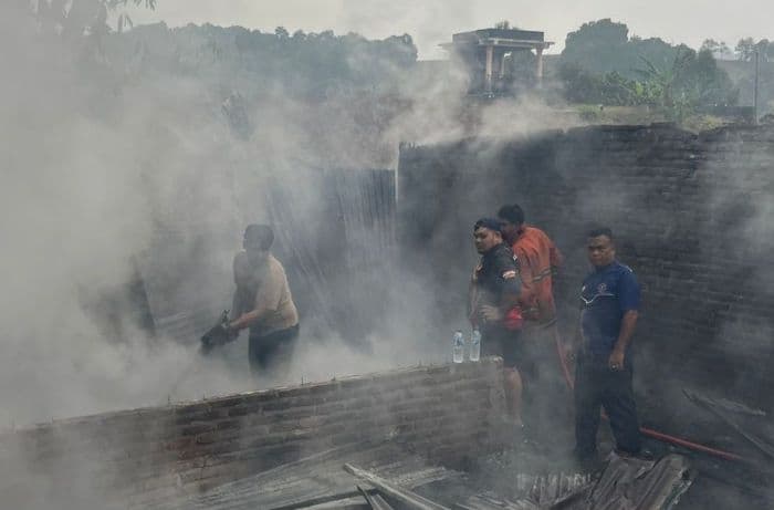 gudang_pupuk_di_tanah_pinem_dairi_terbakar
