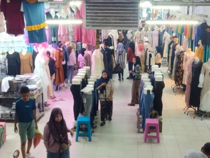 h5_jelang_lebaran_warga_serbu_pasar_tradisional_di_asahan_berburu_pakaian_baru