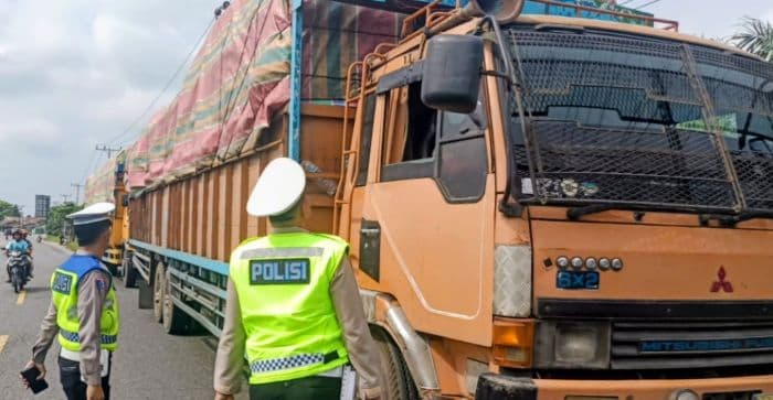 satlantas_polres_batu_bara_sosialisasi_skb_pembatasan_operasional_kendaraan_sumbu_tiga