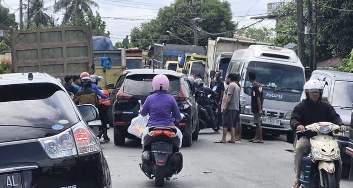 stok_solar_habis_antrean_truk_di_spbu_binjai_barat_capai_tiga_kilometer