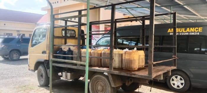 mobil_bermuatan_bbm_diduga_hasil_tangkapan_terparkir_di_polres_palas_