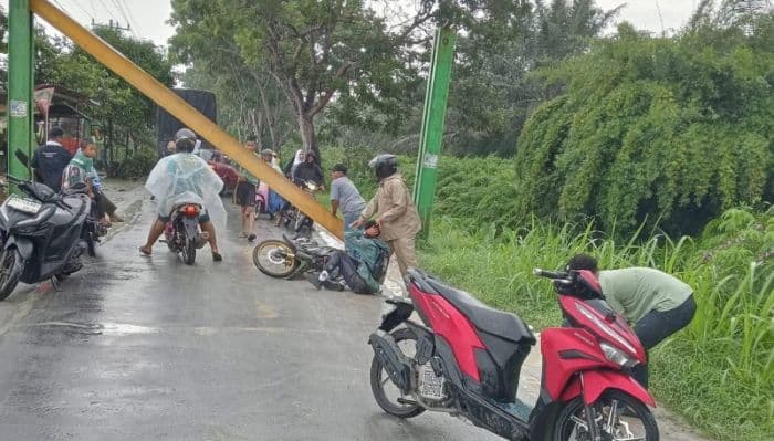 dua_pelajar_di_sergai_luka_parah_di_kepala_usai_tertimpa_besi_portal_jalan_