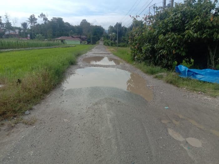 jalan_sibulelebonan_dolok_rusak_parah_putr_toba_janji_perbaikan