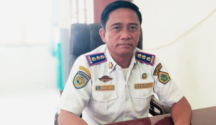 kadishub_samosir_siap_mundur_jika_kedai_di_pantai_pasir_putih_parbaba_tak_dibongkar