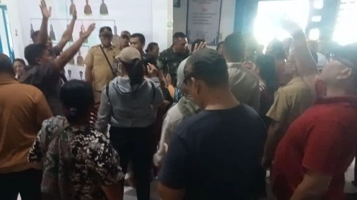 tolak_pembangunan_koperasi_di_lahan_tpu_warga_penungkiren_protes_keras