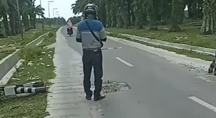 _tiga_kali_dibongkar_dishub_simalungun_pertimbangkan_cor_permanen_portal_jalan_di_simpang_nagojor_