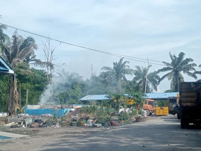 asap_dan_bau_sampah_di_komplek_kantor_bupati_deli_serdang_dikeluhkan_asn