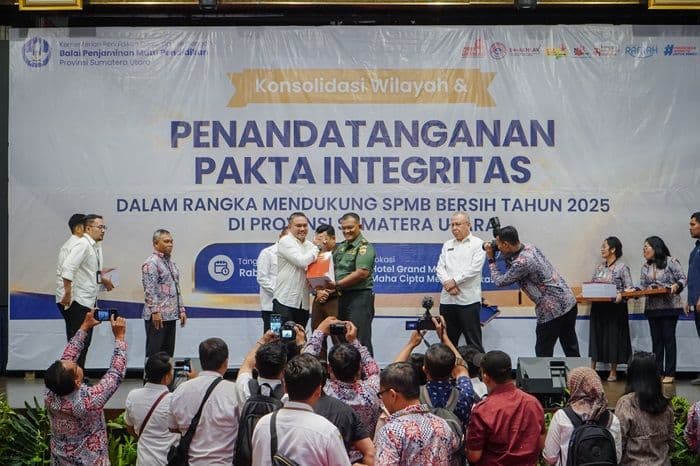 bupati_labuhanbatu_dukung_spmb_2025_yang_bersih_dan_transparan_di_sumut