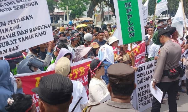 geruduk_kantor_gubsu_warga_minta_eksekusi_lahan_eks_hgu_helvetia_dihentikan