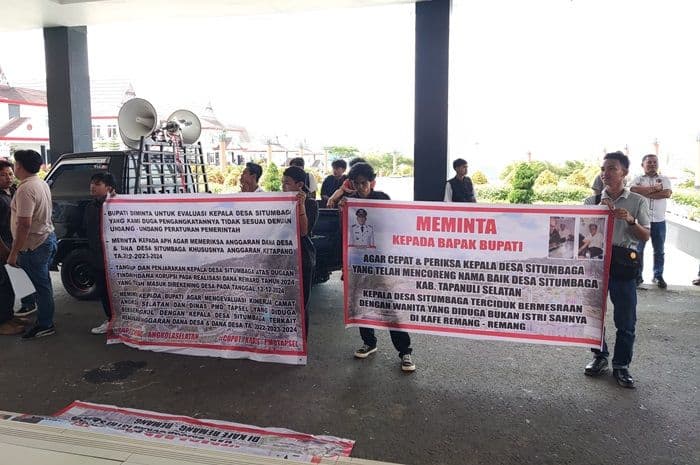 mahasiswa_desak_bupati_tapsel_copot_kades_situmbaga_simak_tuntutannya