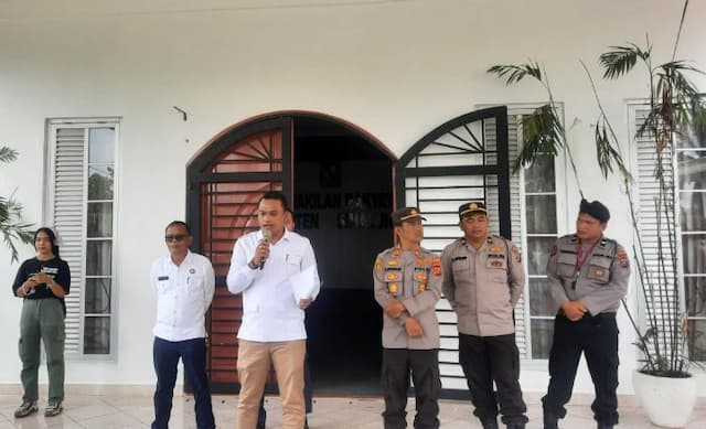 pegawai_demo_minta_dirut_pdam_tirta_lihou_dicopot_dprd_simalungun_janji_gelar_rdp_