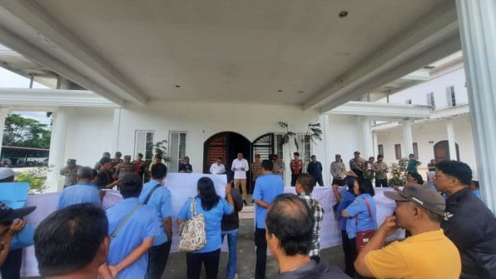 pegawai_pdam_tirta_lihou_simalungun_demo_desak_copot_dirut_dan_kabag_umum