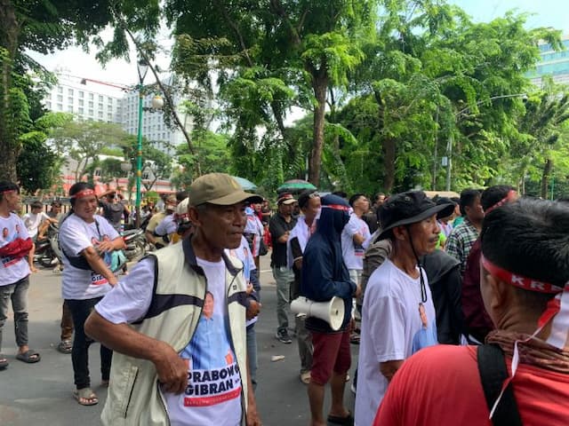 petani_demo_di_dprd_sumut_pakai_kaus_prabowogibran_sindir_soal_lahan_hgu