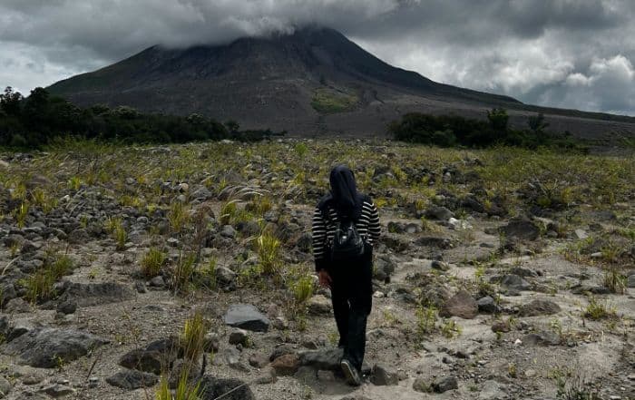 aliran_lahar_dingin_sinabung_jadi_daya_tarik_wisata_alam_di_karo