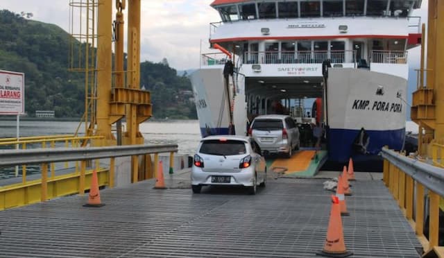 asdp_siaga_long_weekend_penyeberangan_ajibataambarita_jadi_akses_utama_wisata_danau_toba_
