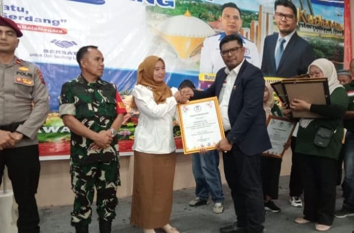 guru_di_deli_serdang_raih_penghargaan_inspiratif_peduli_anak_dari_komnas_pa_