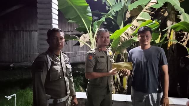 satpol_pp_sergai_tertibkan_pabrik_arang_batok_tanpa_izin_di_sei_bamban_