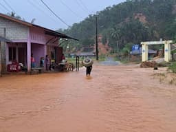 banjir_parah_kembali_rendam_kelurahan_sipange_tapteng_sungai_aek_silagalaga_meluap