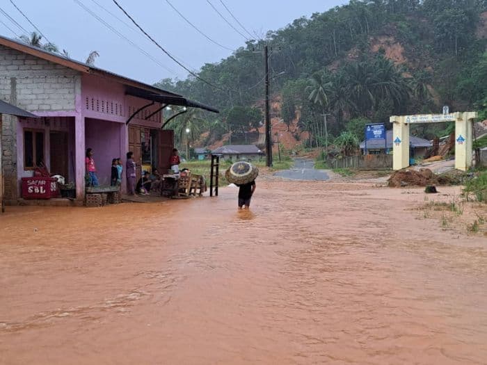 banjir_parah_kembali_rendam_kelurahan_sipange_tapteng_sungai_aek_silagalaga_meluap