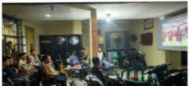 kapolsek_medan_labuhan_gelar_nobar_bersama_tahanan_untuk_jaga_kesehatan_mental