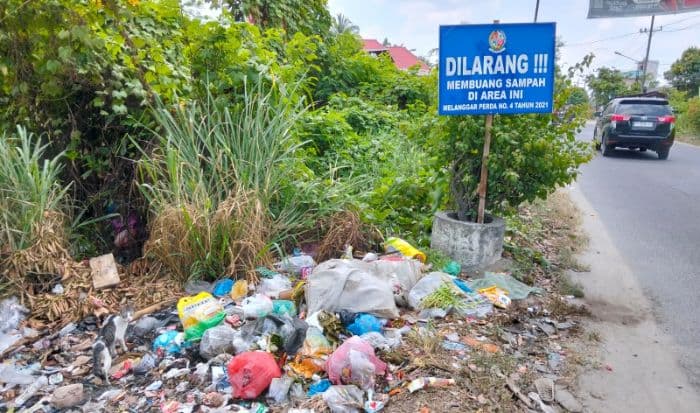 papan_larangan_buang_sampah_di_lubuk_pakam_hilang_warga_berang