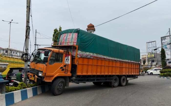 rem_blong_truk_fuso_tabrak_bus_kupj_dan_naik_ke_pulau_jalan_di_lubuk_pakam