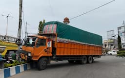 rem_blong_truk_fuso_tabrak_bus_kupj_dan_naik_ke_pulau_jalan_di_lubuk_pakam