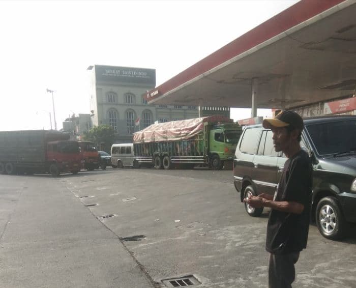 truk_pengguna_solar_antre_panjang_di_sejumlah_spbu_medan_utara