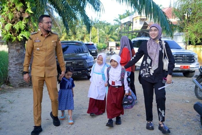 bupati_labusel_fery_sahputra_ajak_ayah_antar_anak_di_hari_pertama_sekolah