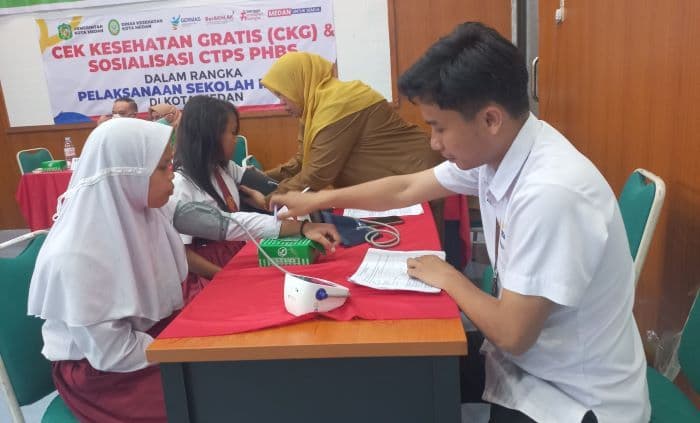 hari_pertama_sekolah_100_siswa_srmp_2_medan_ikuti_pemeriksaan_kesehatan_gratis