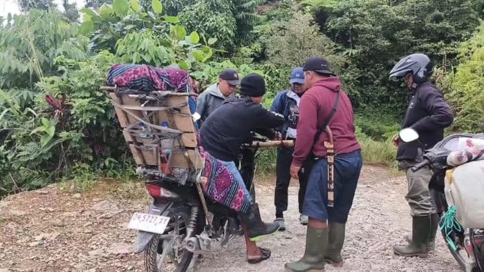 tragis_jenazah_asn_di_donggala_dibonceng_motor_40_km_akibat_ambulans_tak_bisa_menjangkau_lokasi