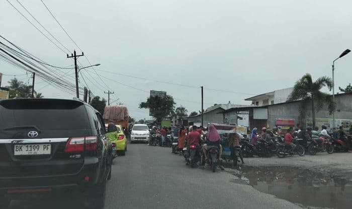 antrean_pertalite_di_spbu_sidodadi_ramunia_sebabkan_kemacetan_panjang