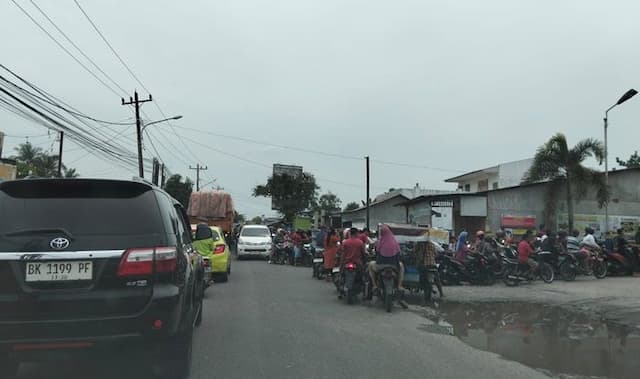 antrean_pertalite_di_spbu_sidodadi_ramunia_sebabkan_kemacetan_panjang