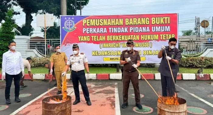 kejari_binjai_musnahkan_barang_bukti_69_perkara_berkekuatan_hukum_tetap