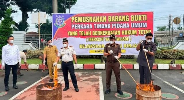 kejari_binjai_musnahkan_barang_bukti_69_perkara_berkekuatan_hukum_tetap