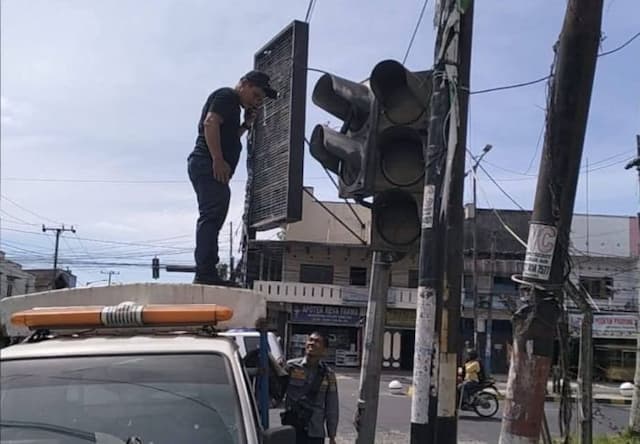 lampu_lalu_lintas_di_pematangsiantar_rusak_dicuri_rayap_besi