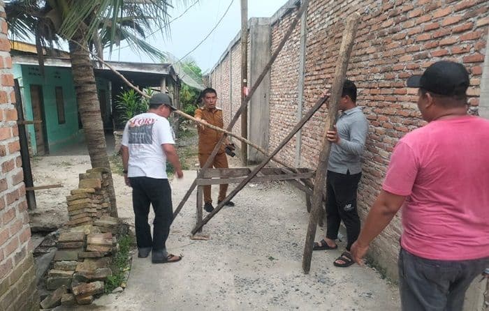 lurah_teladan_bongkar_palang_jalan_gang_raja_nongsam_asahan_warga_dimediasi