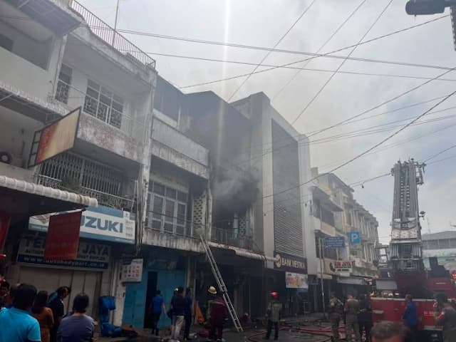 ruko_3_lantai_terbakar_di_jalan_semarang_medan_kerugian_ditaksir_ratusan_juta_rupiah