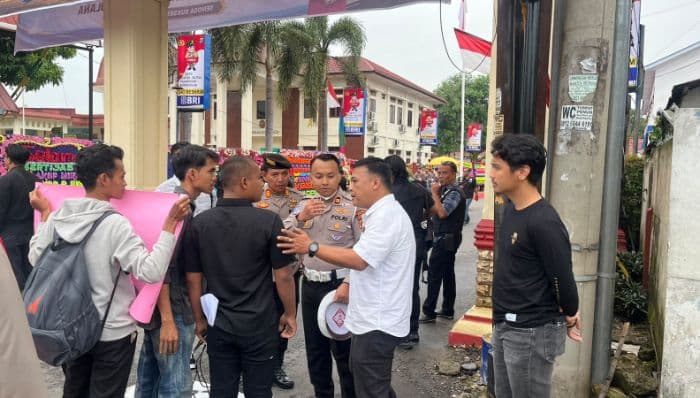 tak_ada_pemberitahuan_tiga_pendemo_pada_acara_pelepasan_mantan_kapolres_binjai_dibubarkan